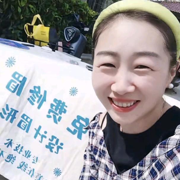 爱做美甲戳眉毛的达利