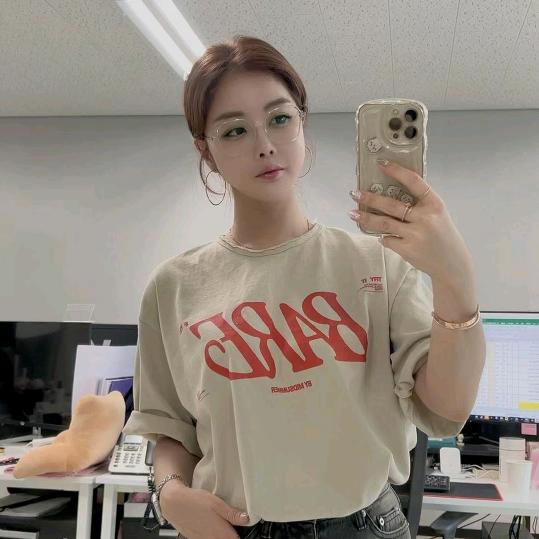 办公室里的酷野阿姨