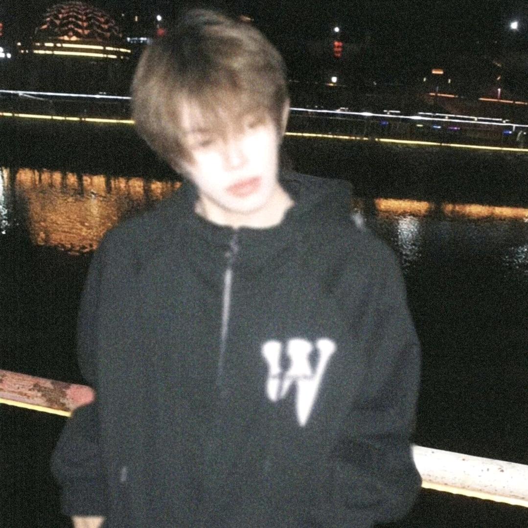 偷偷躲着玩游戏