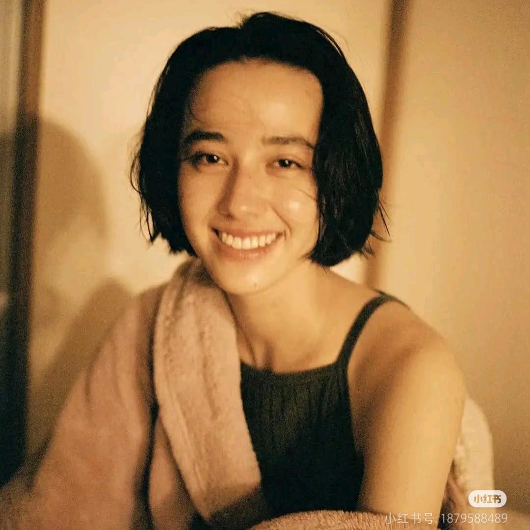 母蟑螂撅着大腚