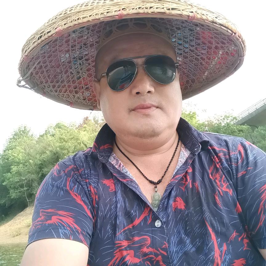 开铲车压路机的哥