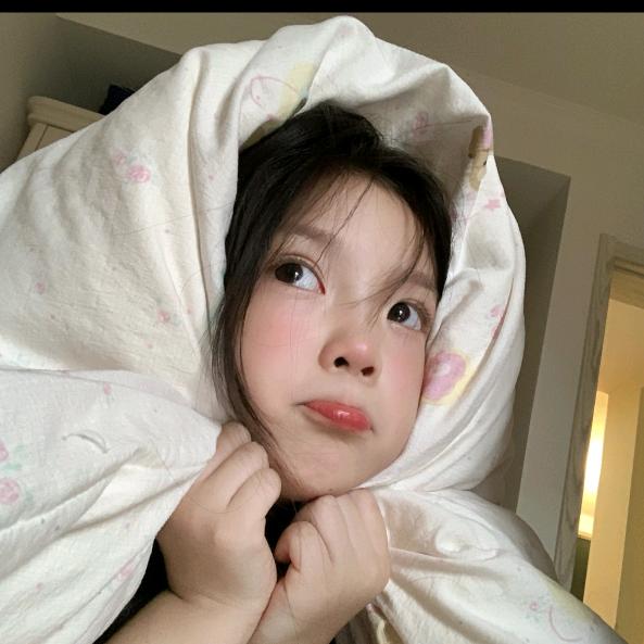 小何.