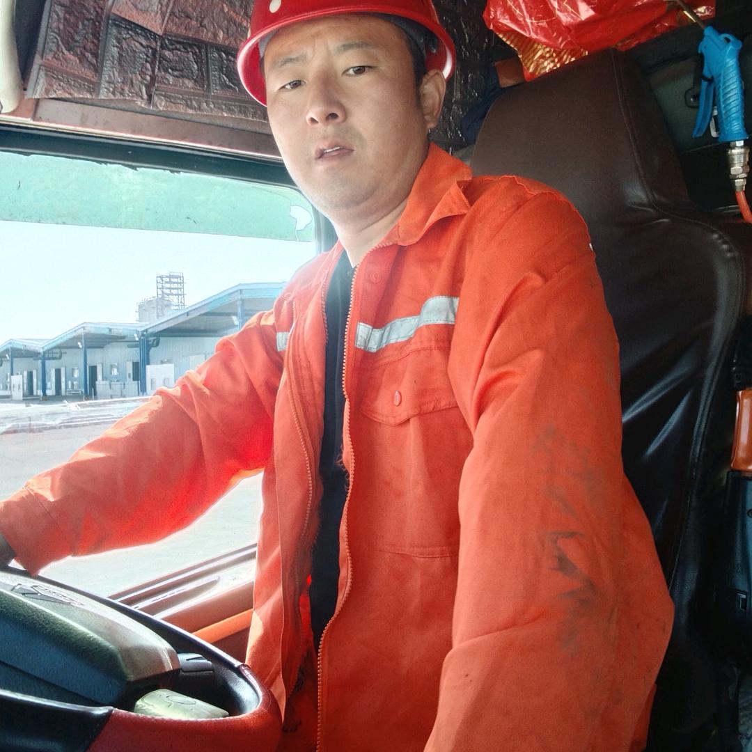 卡车。鹏哥