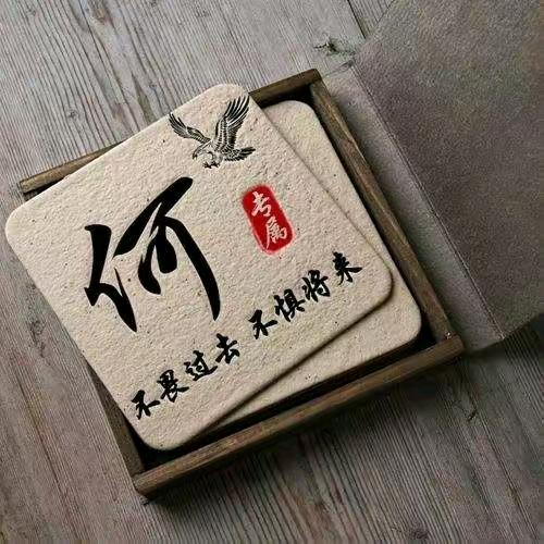何 家 人