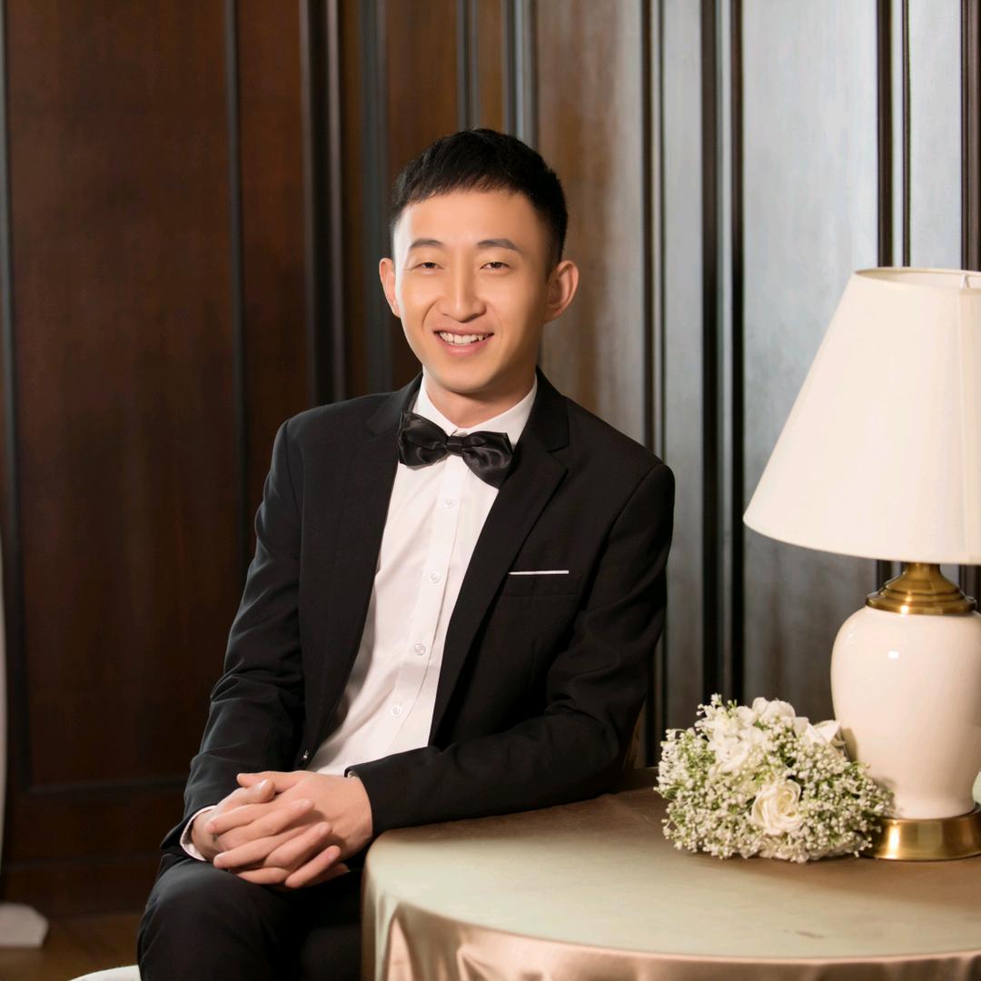 万铁    王舒