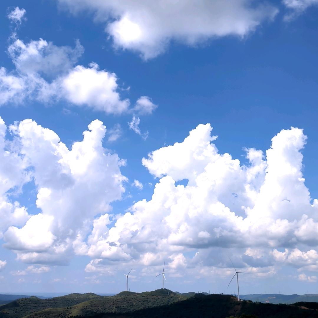 站在山顶赏美景
