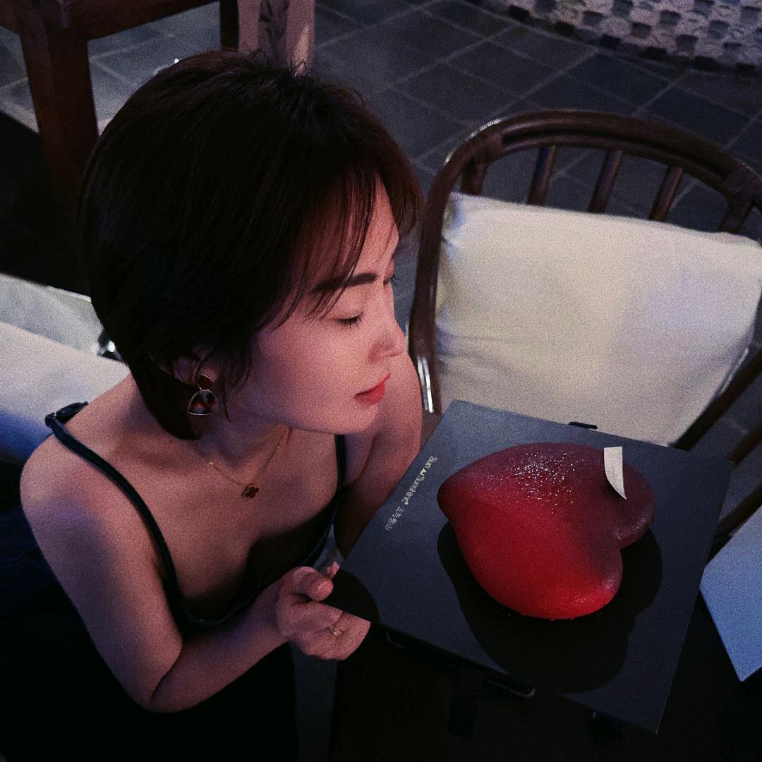 莫 。