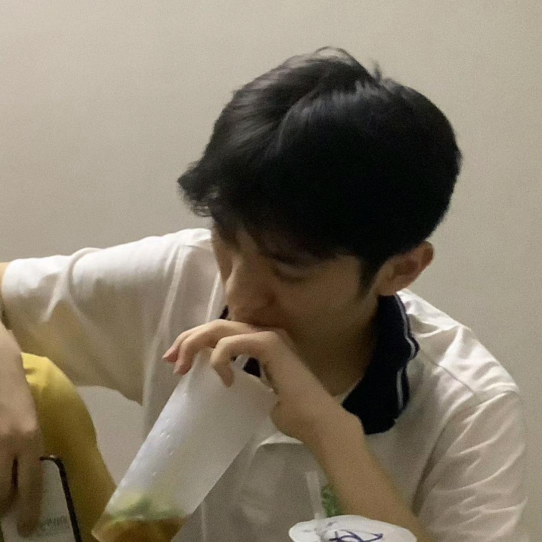 他凭什么后来居上