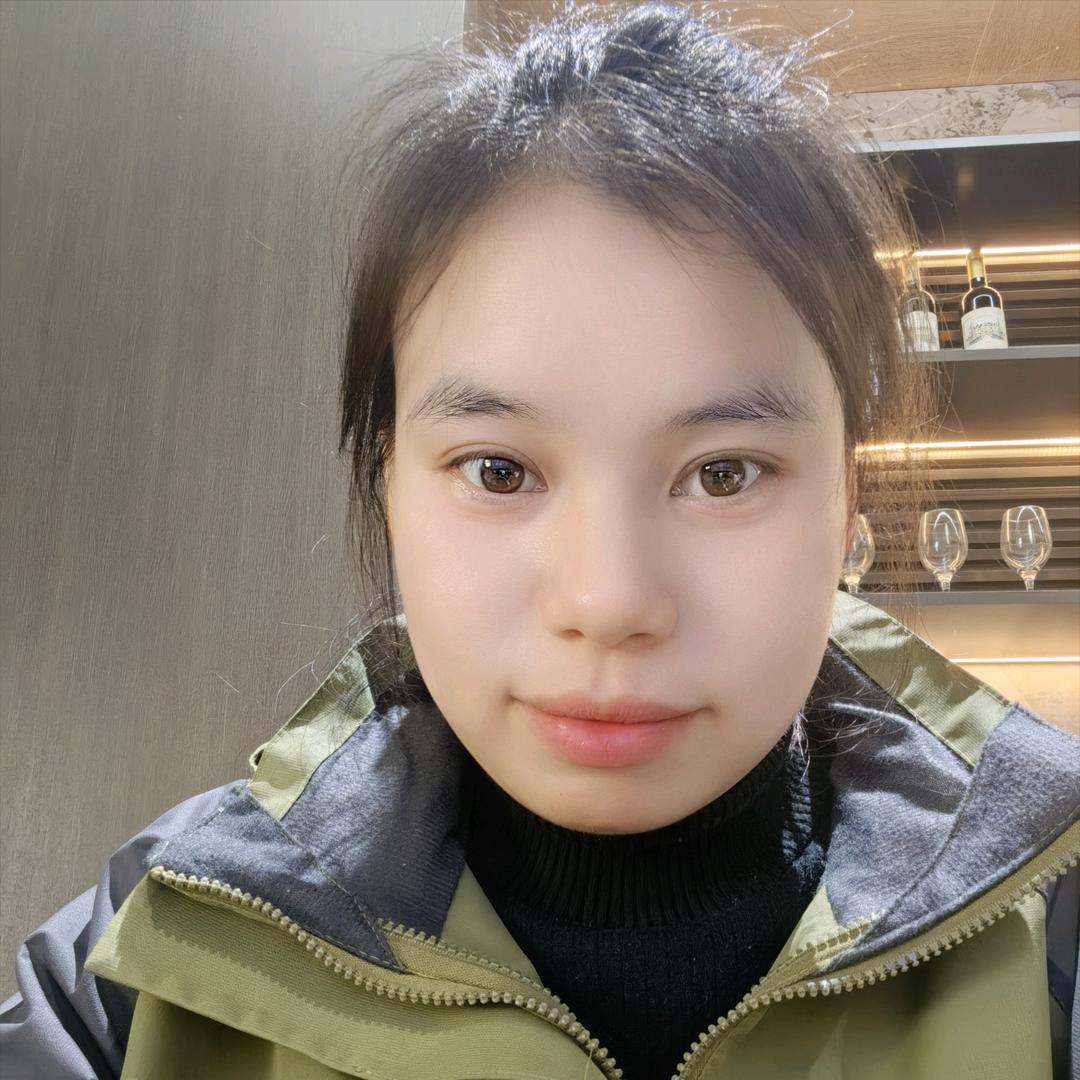 黄栎霏