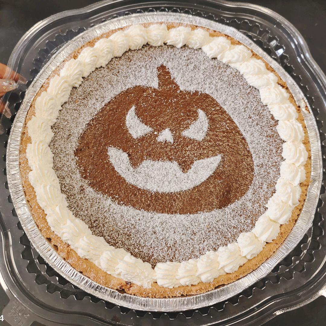 喂罐头的饲养员