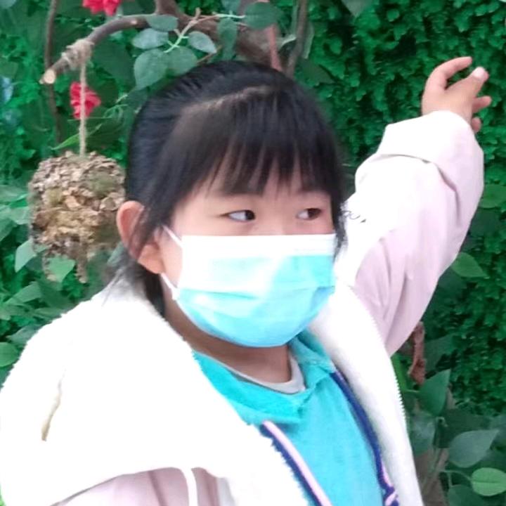 满眼笑意，