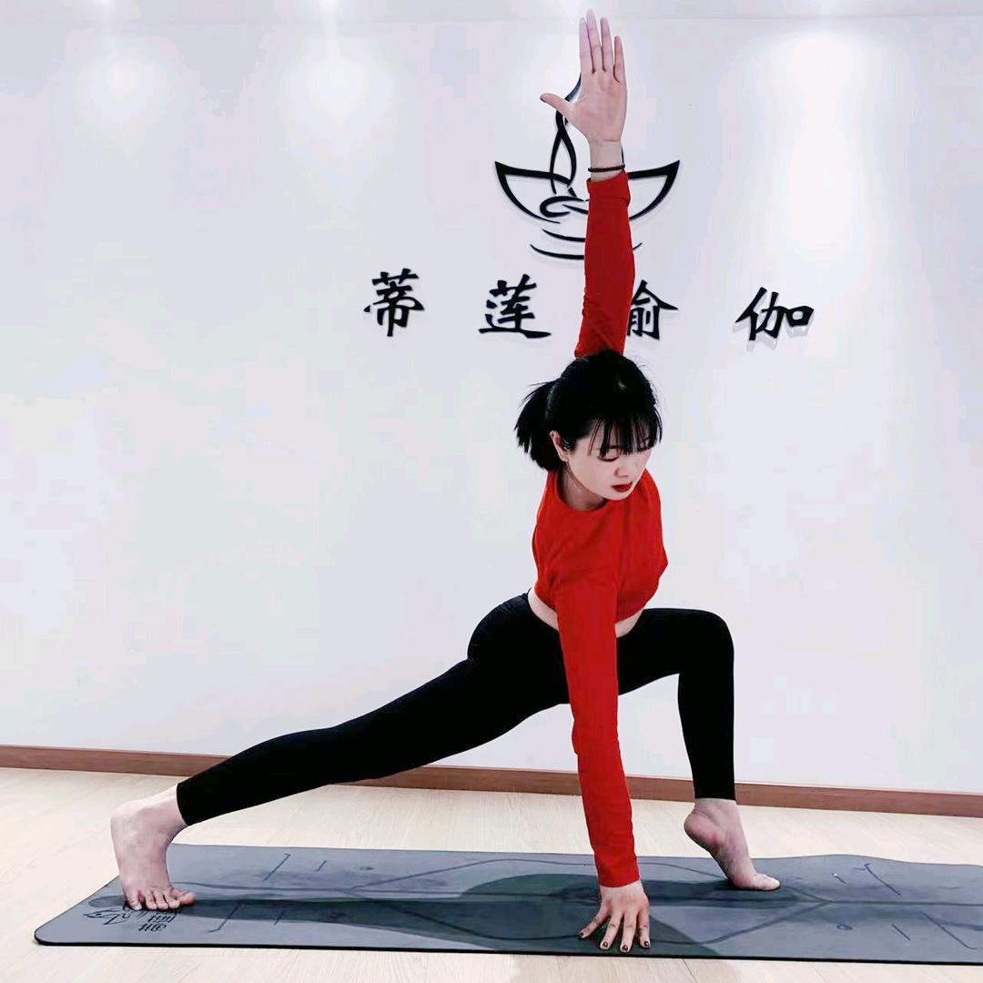 蒂莲瑜伽-小闫