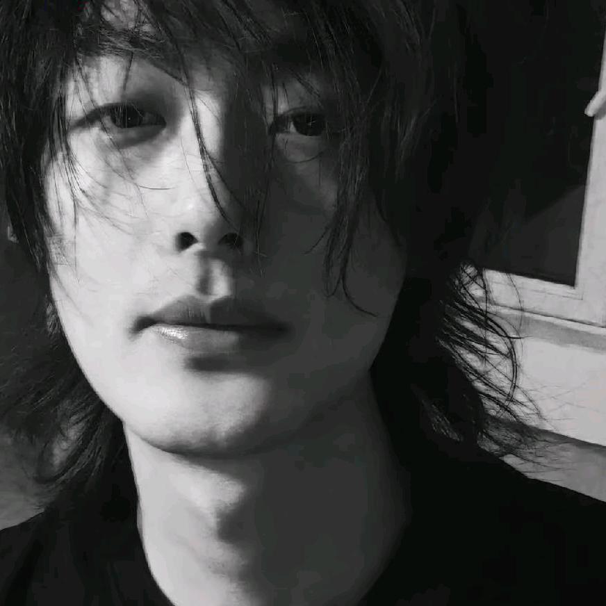 小何