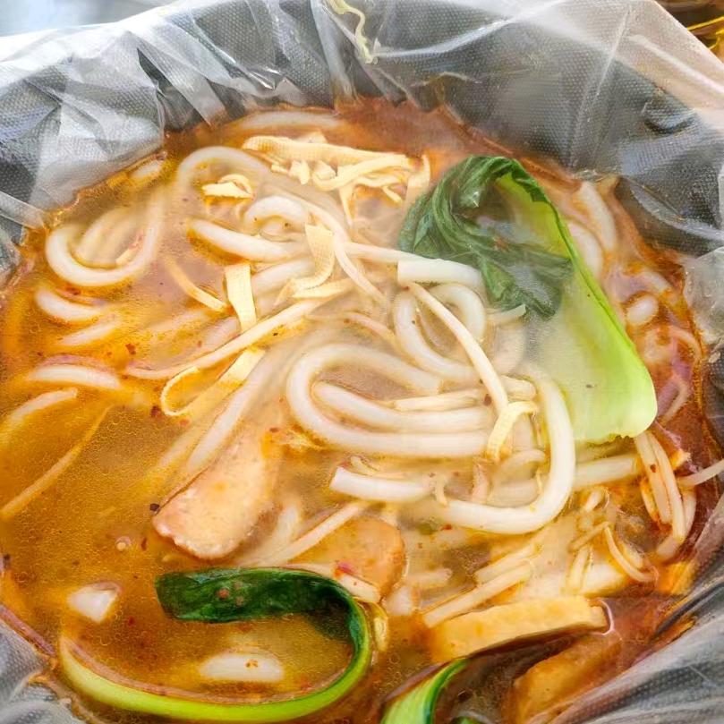 吾悦摆摊卖米线