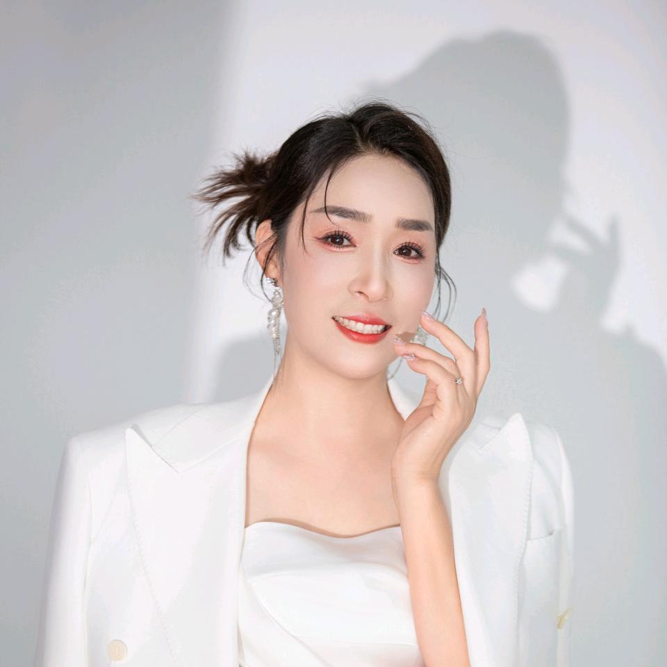 红红（七彩虹礼仪）