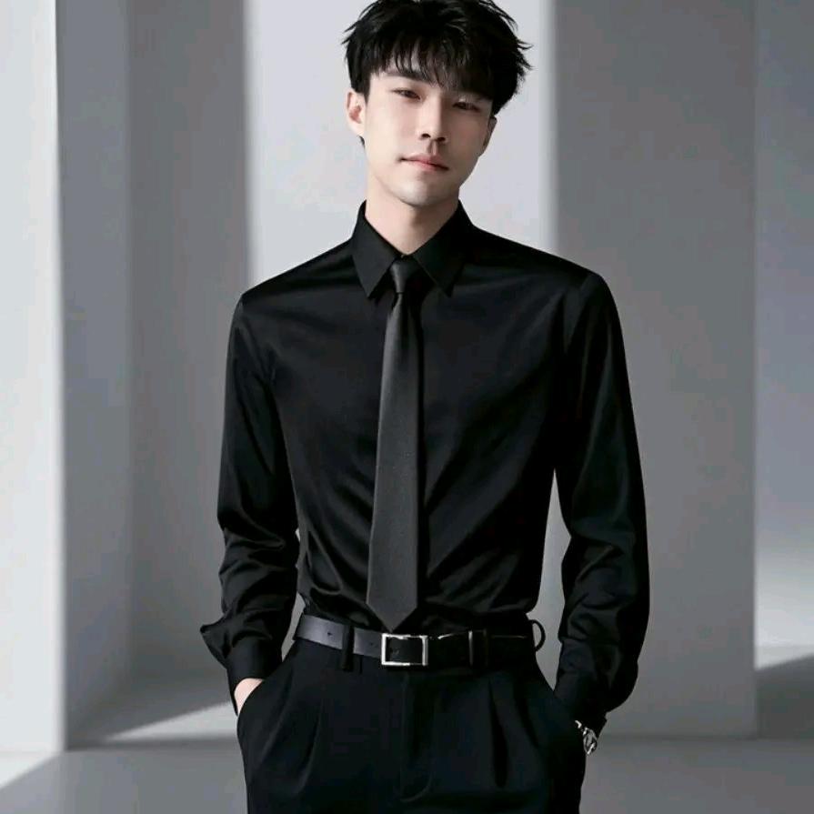 蹲在墙角的小屁孩