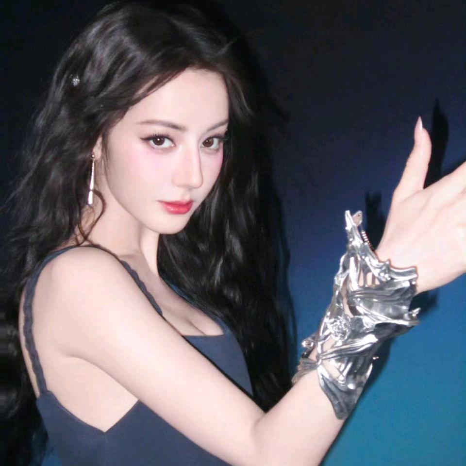 屹立浮图可摘星