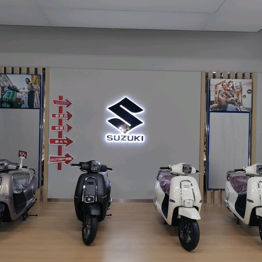 银滩摩托街销售老王