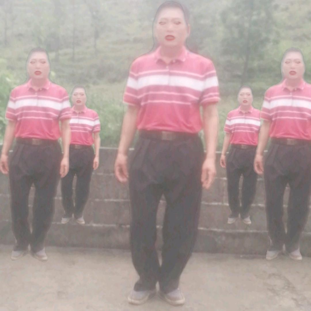 微笑着