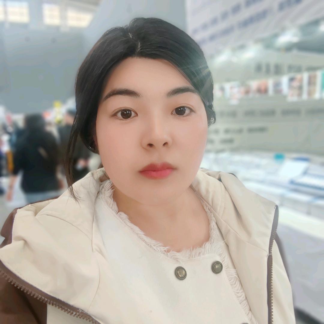 莉莉。