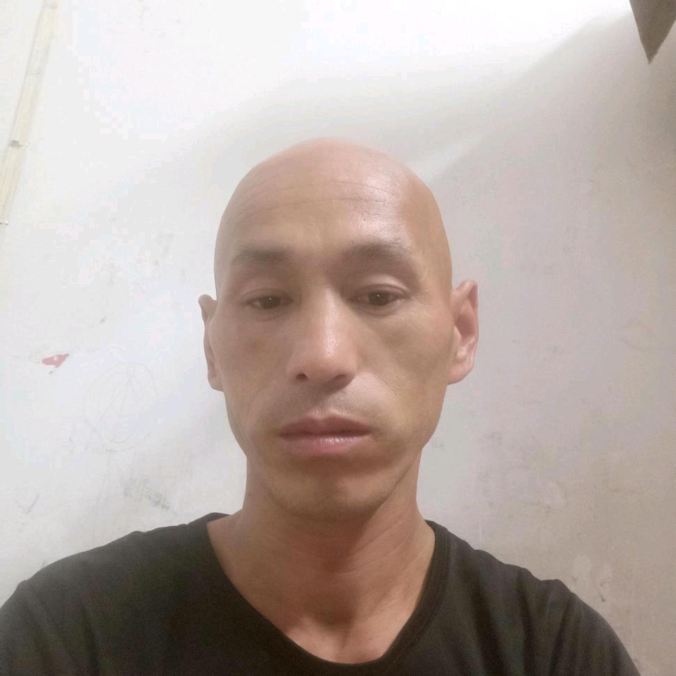 搬水泥的小孔