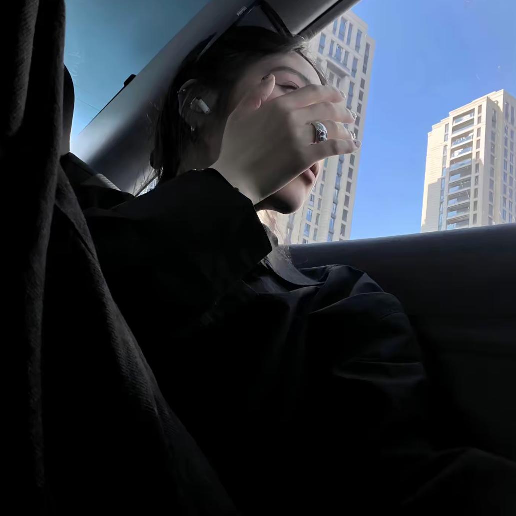 怯怯.