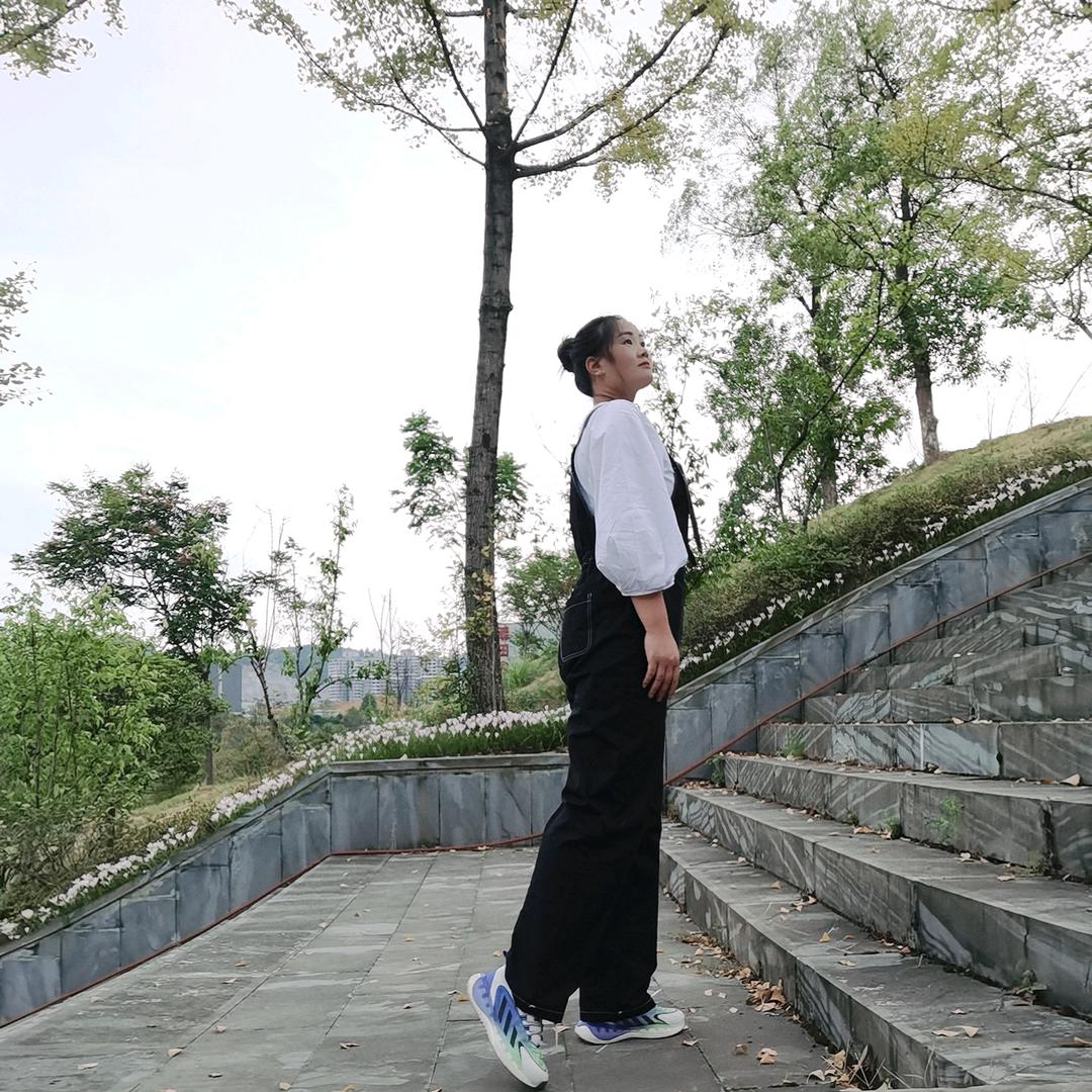 咬住上唇