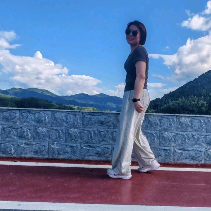 铁路镇！鲜花小店