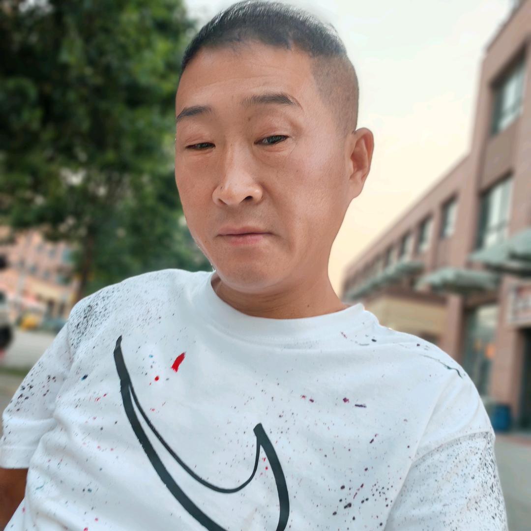 王老家，穿着衣服追老虎