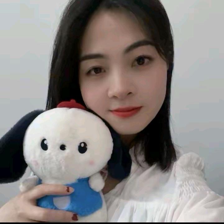 辣妹🎤（早6：40开播号在主页）