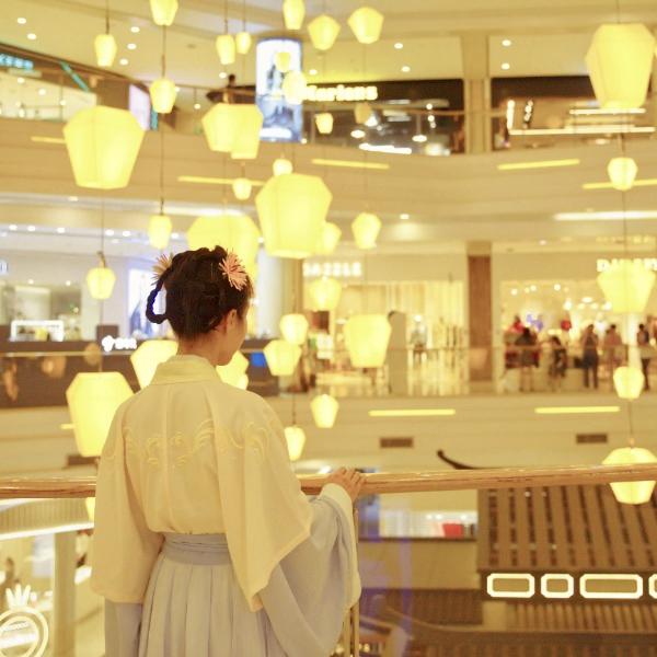 吴山居门前的小板栗