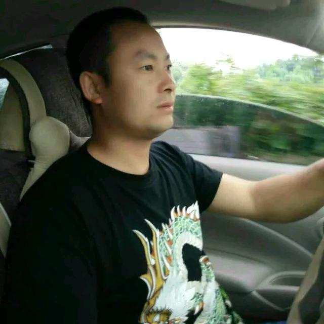 单身男人。