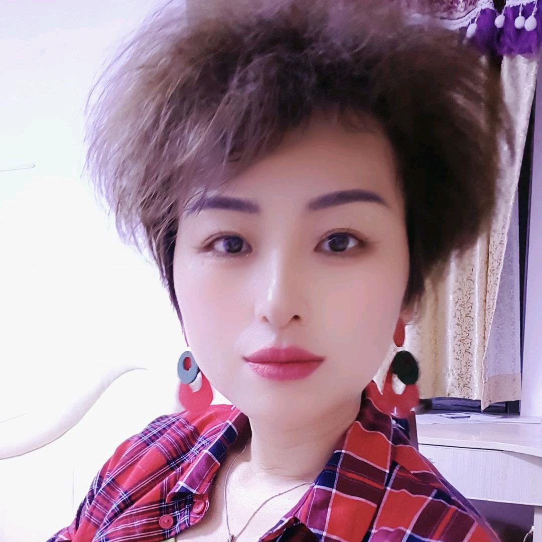 短发阿姨。