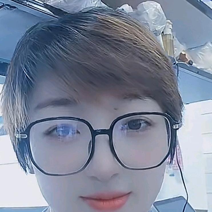 装光伏的小姐姐