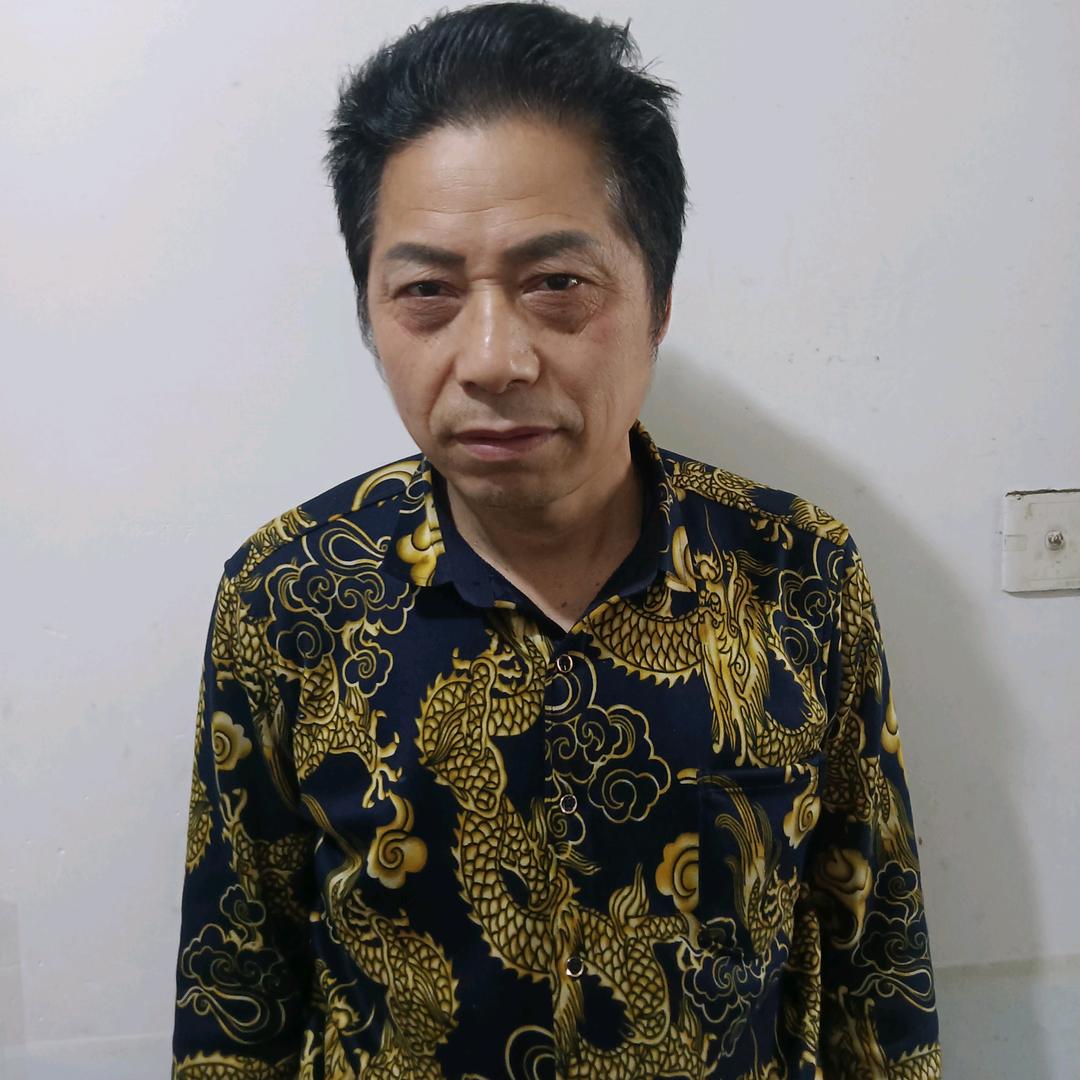 黄加权头像
