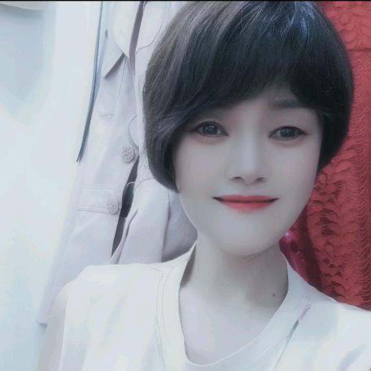 贝贝（唱歌）每晚11：30直播。