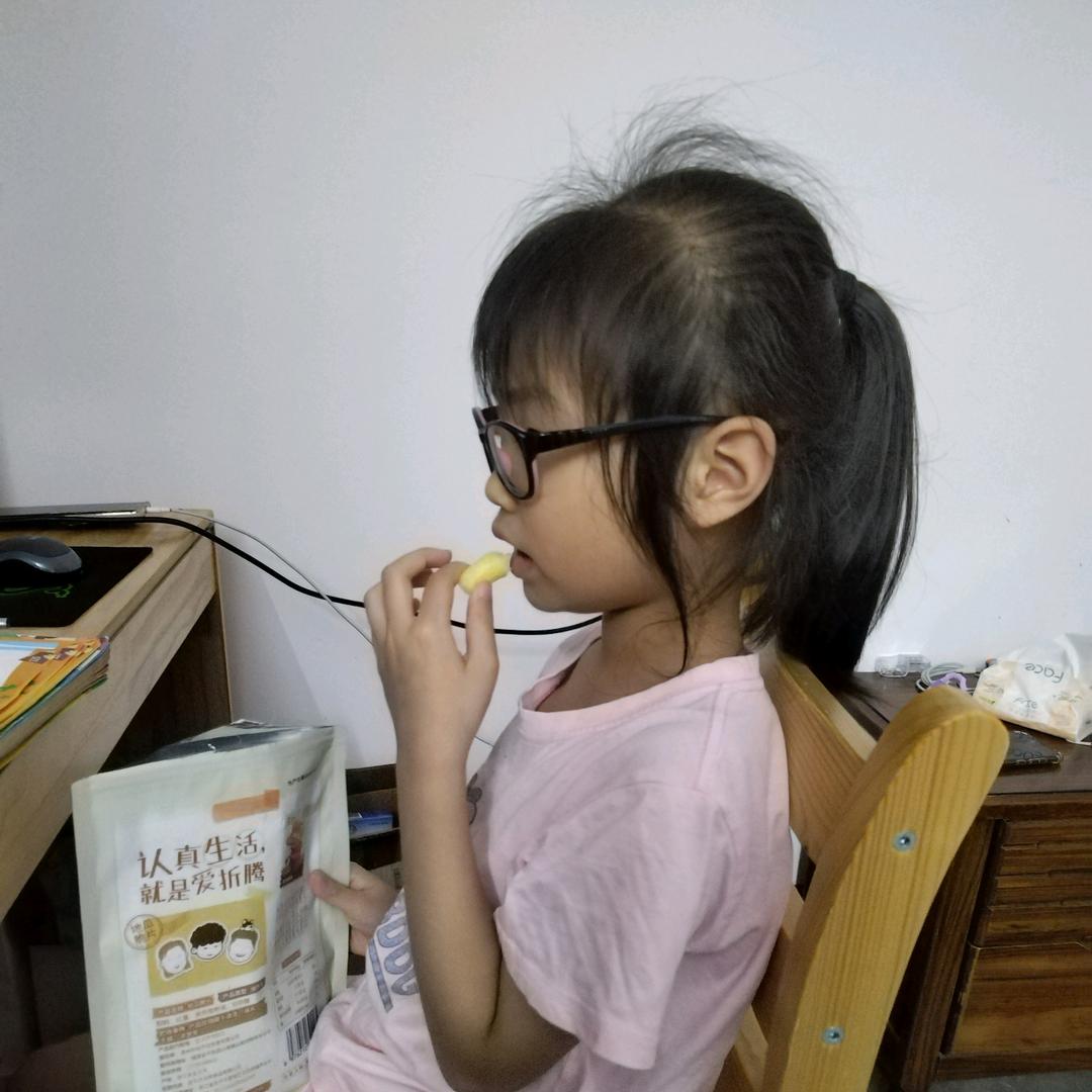 杨杨爱吃零食