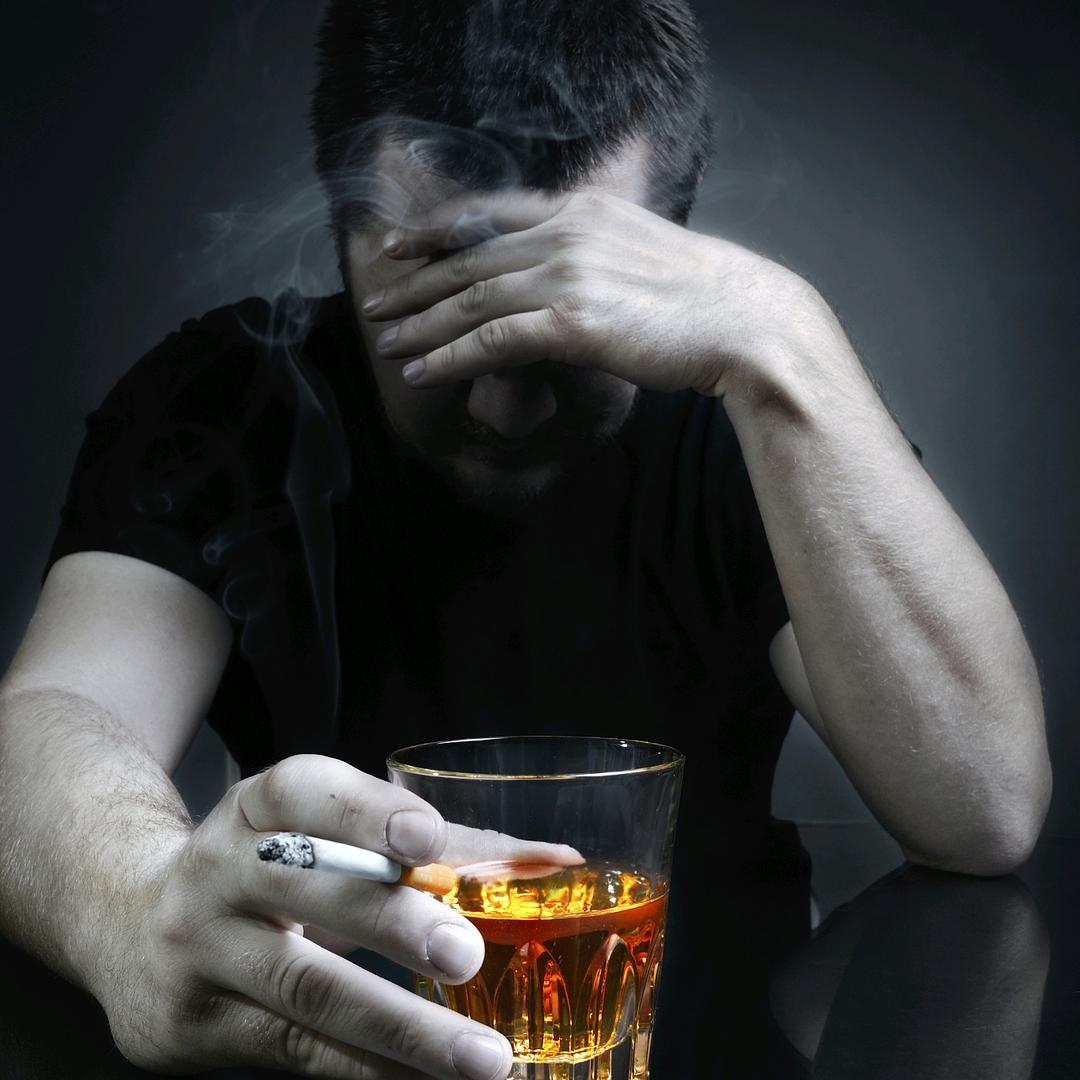 一人一酒一支烟