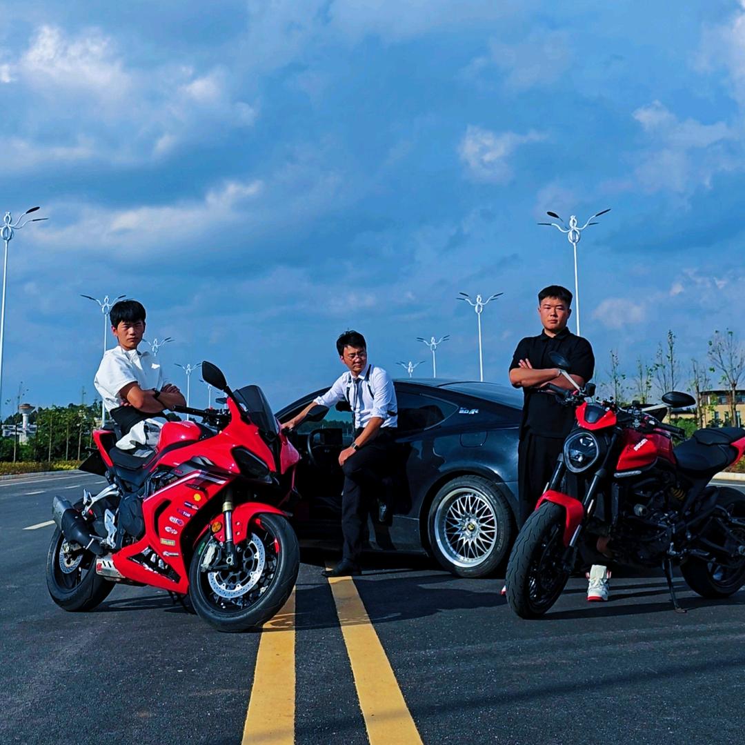 陆良安骑摩托车销售店