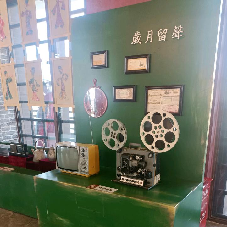 红掌拨清波。