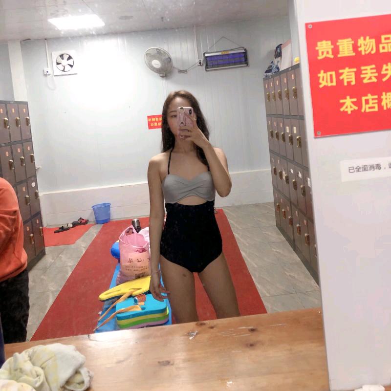 游泳女教练小满