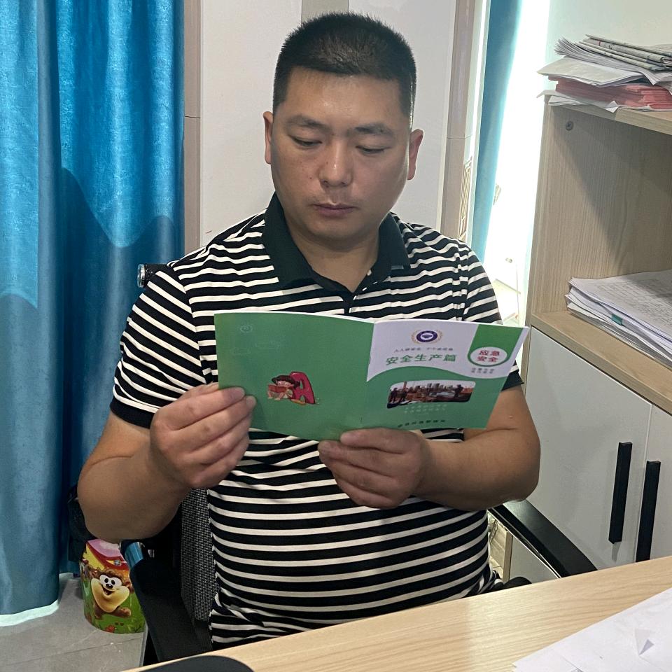 社区干部廖鹏（助农）