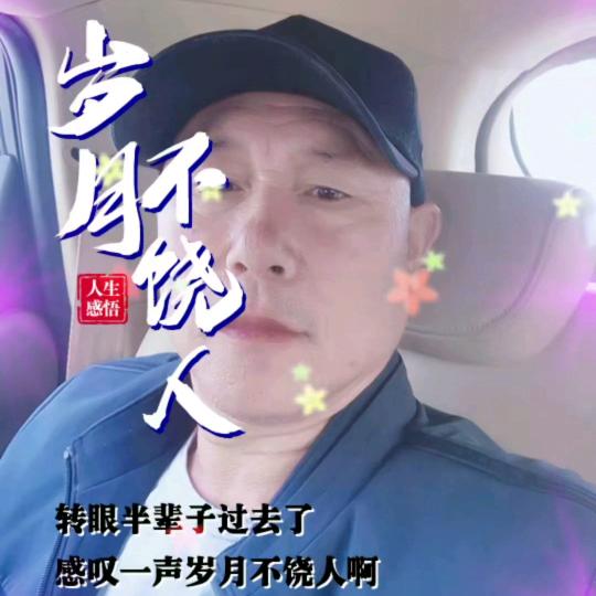 铺满秋叶的小路