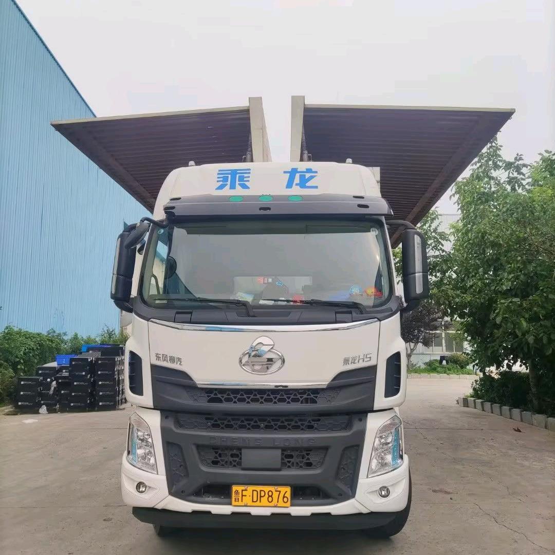 开重卡旅游的大哥哥