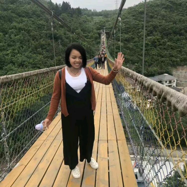 用笑掩饰伤