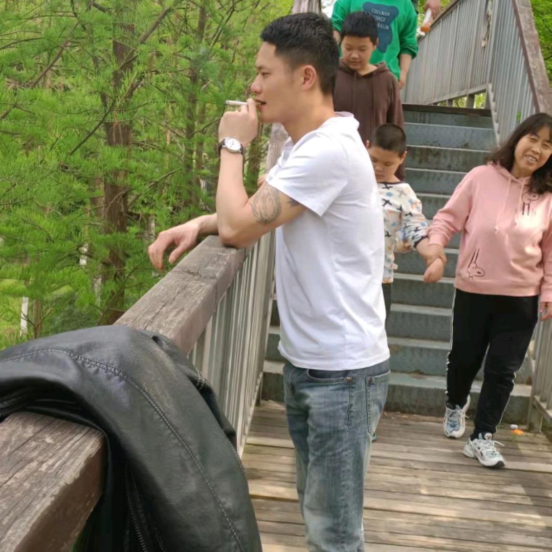 策马同游