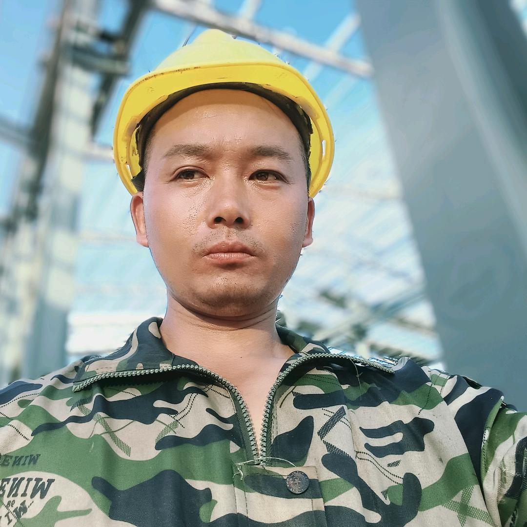 小王重轻型彩钢构安装，焊接天然气管道
