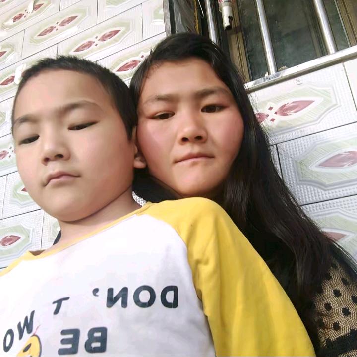 单身妈妈带孩子。