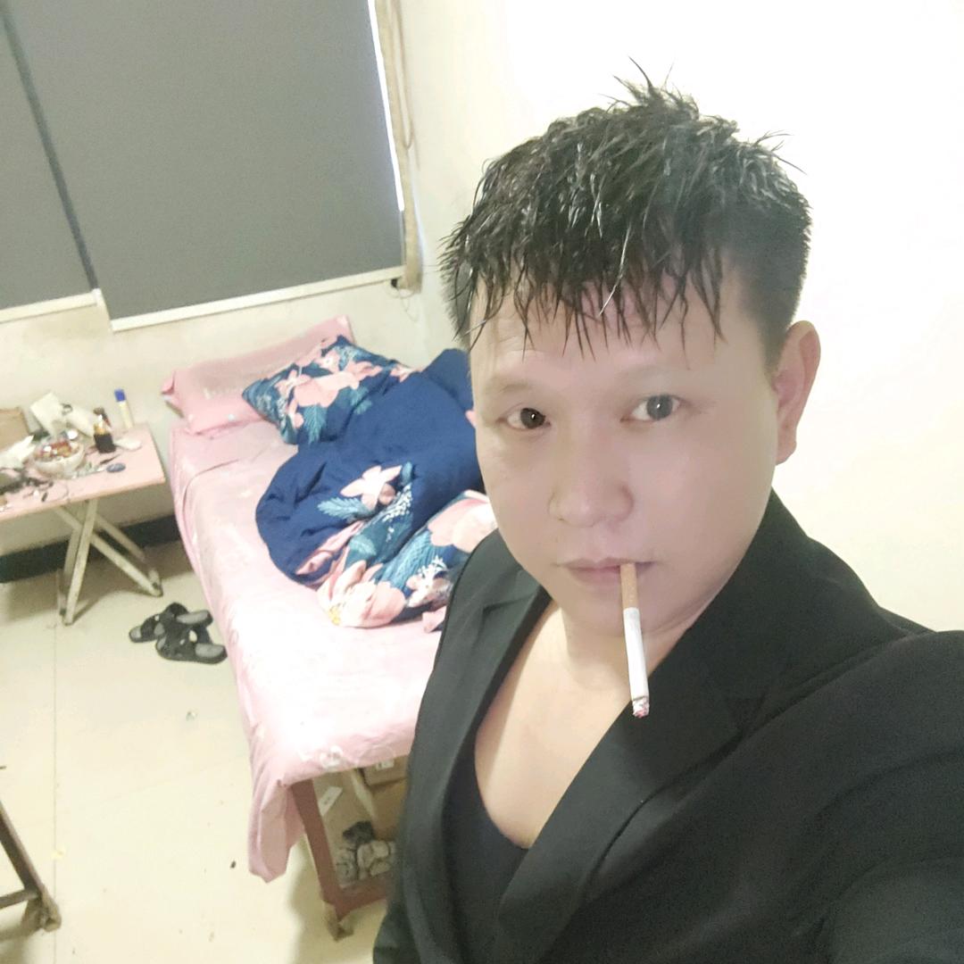 身后空无一人，生活只有自己扛。