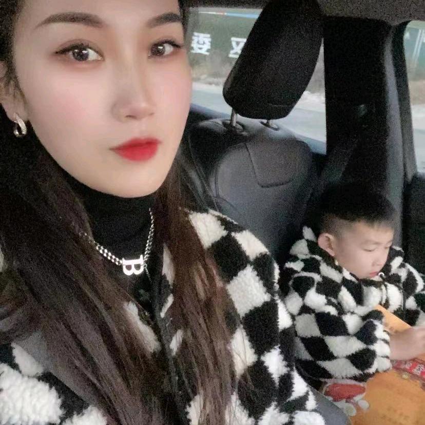 八月女装￥